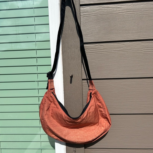 Rust medium crescent BAGGU. - Picture 5 of 8